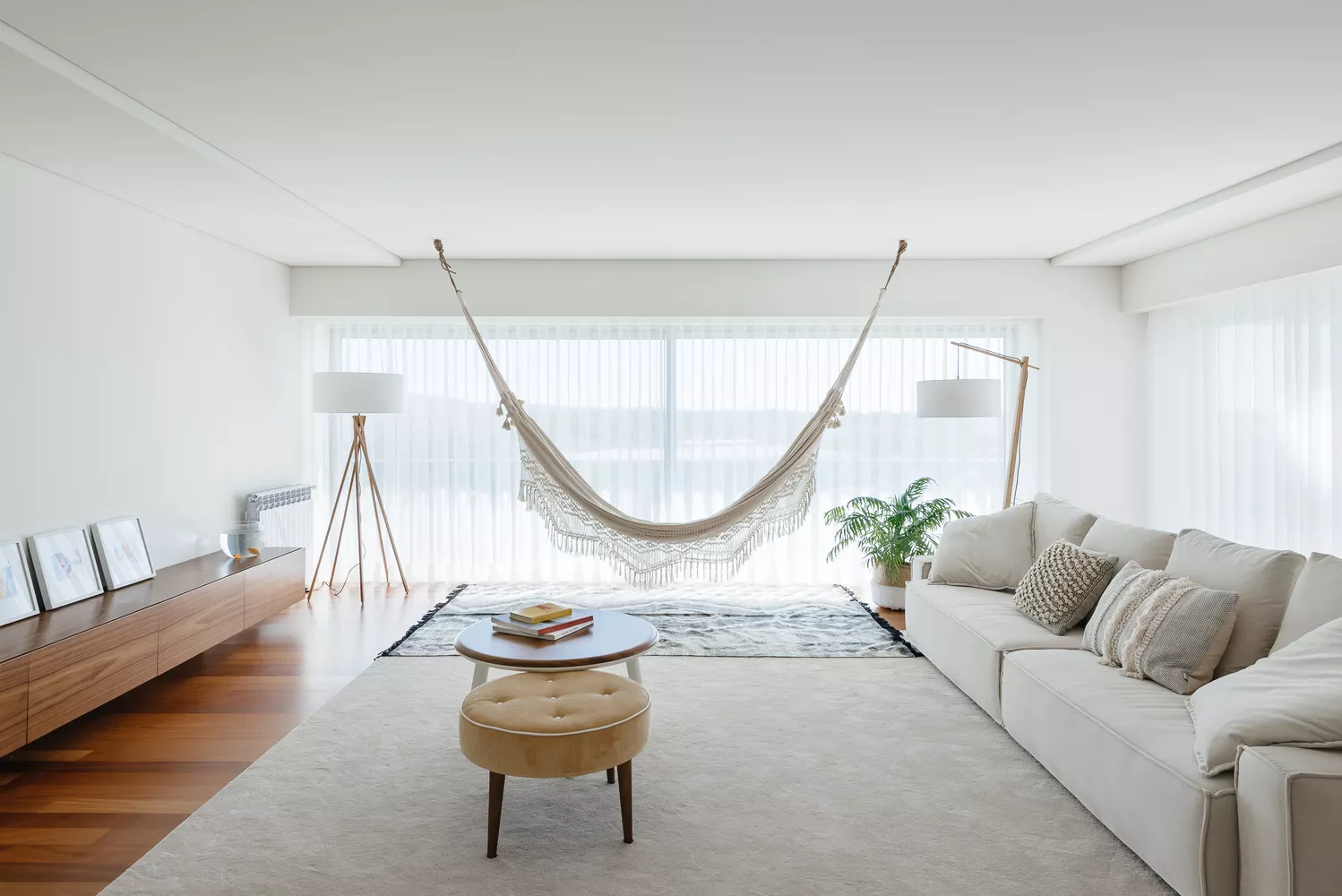 decor-do-dia-sala-de-estar-rede-luz-natural-abundante-02